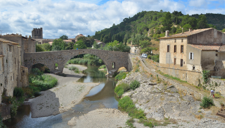 Le pont vieux, à Lagrasse, au-dessus de l'Orbieu (DR)