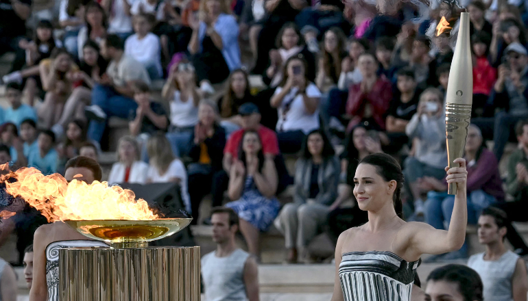 L'actrice grecque Mary Mina tient la flamme olympique de Paris 2024©Aris Messinis/AFP