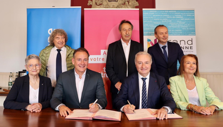 Légende Assis (de gauche à droite) : Viviane Durand, Vice-Présidente du Grand Narbonne, Bertrand Malquier, Maire de Narbonne, Président du Grand Narbonne, Jean-Luc Moudenc, Maire de Toulouse, Président de Toulouse Métropole, Emma Bellotti, Vice-Présidente du Grand Narbonne Debout (de gauche à droite) : Christian Lapalu, Vice-Président du Grand Narbonne, Louis Madaule, Président de la CCI de l’Aude, Michel Py, Vice-Président du Grand Narbonne.