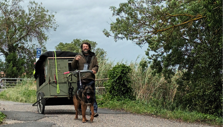 Sébastien Diel et son chien Tayko sur les routes de France © DR.