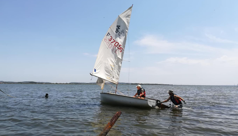 Seuls adhérents sachant naviguer peuvent emprunter les bateaux à voile © La Bateauthèque de Bages.