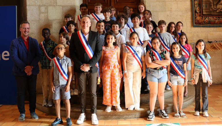 la clôture du Conseil municipal des enfants ainsi qu'une photo, en présence du Maire, Bertrand Malquier et de Jean-Paul César, Adjoint au Maire délégué à l'enfance. Crédit : Bernard Delmas
