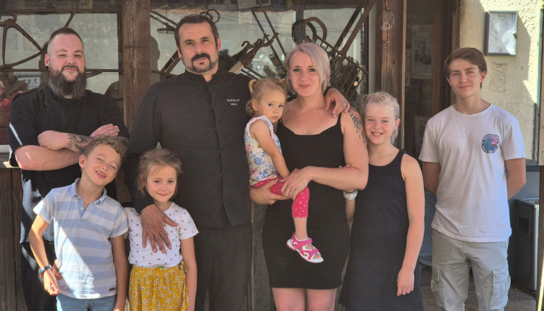 Le restaurateur Jean Damblat avec sa famille et son chef Jean Taillefer © DR.