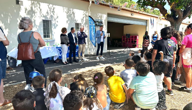 Photo : Le maire, Bertrand Malquier, lors de l'inauguration de la nouvelle cours de l'école Jean-Macé, mardi 4 juin © Ville de Narbonne / Aimie Bureu.