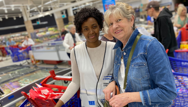 Claire, 27 ans, Compagnon d'emplettes à Narbonne, aide Viviane, 70 ans, à faire ses courses © Cyril Durand.