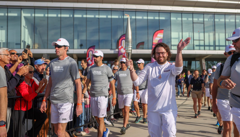 Le premier relayeur est parti de Narbonne Arena à 8 h 55. © Paris 2024 / Germain Hazard / SIPA PRESS