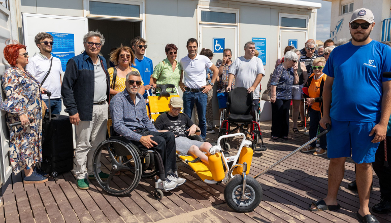 Lancement du dispositif handiplage avec les élus, mardi 2 juillet 2024 © Ville de Narbonne.