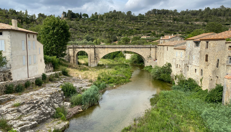 L'Orbieu, sous le pont de Lagrasse, mardi 2 juillet 2024 © Cyril Durand.