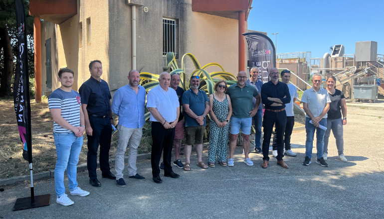 Photo : Michel Jammes, vice-président du Grand Narbonne en charge du cycle de l’eau, avec Édouard Rocher, maire de Coursan, et des élus de la commune à l'inauguration, lundi 8 juillet 2024 © Grand Narbonne.