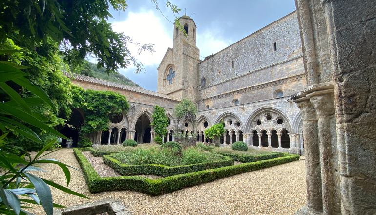 L'abbaye de Fontfroide depuis son cloître © Cyril Durand.